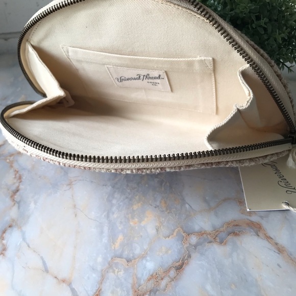 Universal Thread Half Moon Shaped Small Clutch New - Picture 4 of 7